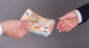 Geld lenen voor schulden: Een verstandige oplossing of een riskante keuze?
